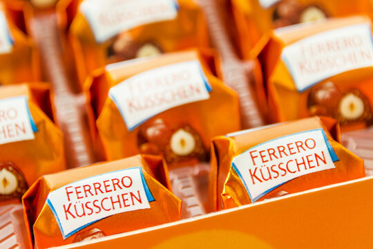 Ferrero Küsschen Klassik Schokolade mit Verpackung auf Holz