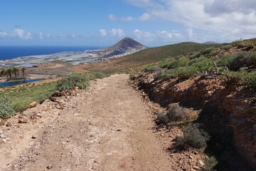 Piste durch trockene Landschaft auf Gran Canaria