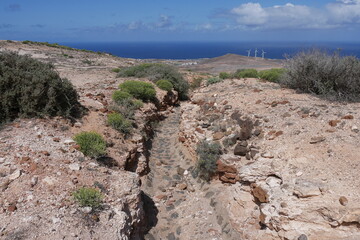 Landschaft auf Gran Canaria mit trockendem Kanal - Wasserarmut