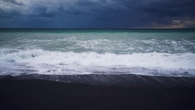 Bad weather and a 5-point storm at sea. Autumn storms in the coastal zone
