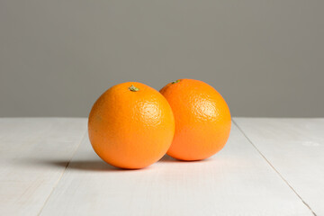 Naranja en la mesa blanca