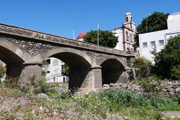 Brücke und Kirche in Agaete auf Gran Canaria
