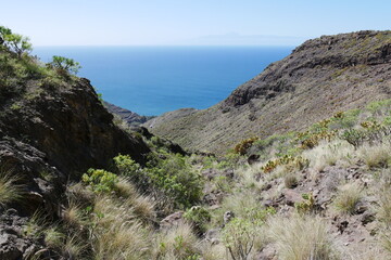 Fototapeta na wymiar Berglandschaft bei Agaete auf Gran Canaria mit Küste und Meer
