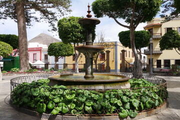 Schalenbrunnen auf dem Plaza de Santiago in Gáldar auf Gran Canaria - obrazy, fototapety, plakaty
