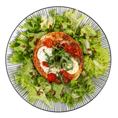 quiche individuelle chèvre, tomates cerises sur salade verte - fond blanc