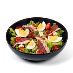 Salade magret de canard, oeuf, tomates cerises et laitue - détouré sur fond blanc