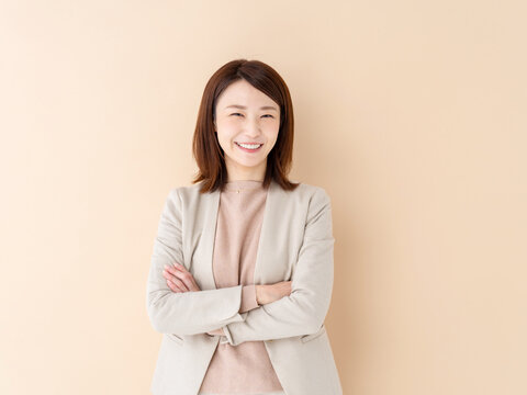 女性の腕組み の画像 8 4 件の Stock 写真 ベクターおよびビデオ Adobe Stock