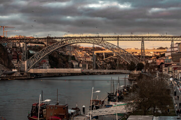 Sonnenuntergang hinter der Brücke in Porto