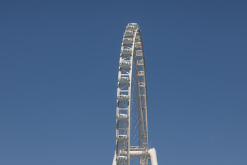 Riesenrad und blauer Himmel