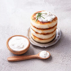 Homemade cheesecakes with sour cream closeup