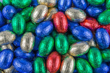 Schokoladeneier in Alufolie zu Ostern als Hintergrund
