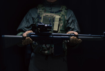 軍用ライフルを構えた兵士