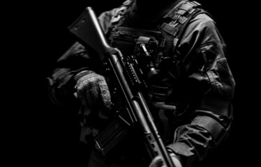 軍用ライフルを構えた兵士