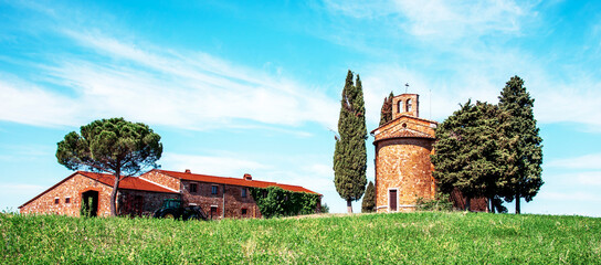 charming landscape with chapel of Madonna di Vitaleta near rape fiald on a sunny day in San Quirico d'Orcia (Val d'Orcia) in Tuscany, Italy. Excellent tourist places. - obrazy, fototapety, plakaty
