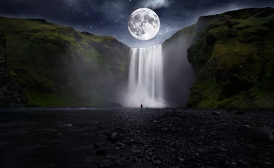 Foto op Plexiglas Grote maan boven grote waterval © quickshooting