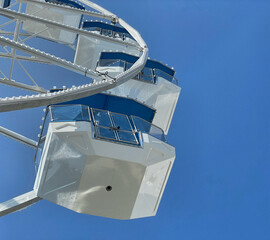 Riesenrad weiß blau (Blick nach oben) vor strahlend blauem Himmel in Rosenheim, Bayern, Deutschland