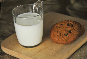 glass of milk and cookies