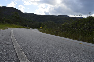 Rodovia com montanhas ao fundo