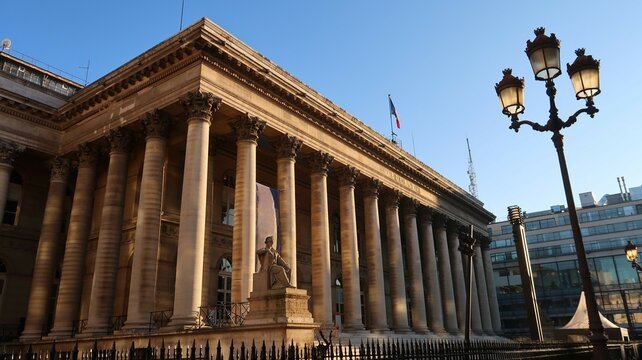 Colonnes de la fa&ccedil;ade du palais Brongniart &agrave; Paris, ancien si&egrave;ge de la Bourse fran&ccedil;aise (France)