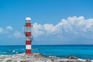 Faro de Cancun con mar azul turquesa