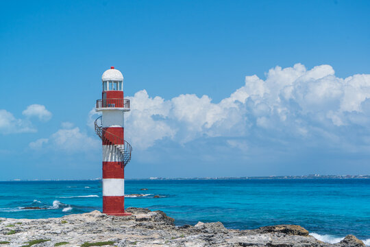 Faro de Cancun con mar azul turquesa