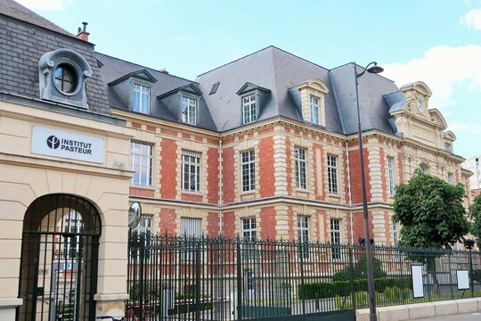 Bâtiment de l'Institut Pasteur, fondation de recherche médicale à Paris, avec son logo sur la façade – mai 2021 (France)