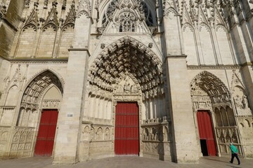 La cathédrale Saint Etienne, de style gothique, vue de l'extérieur, ville de Auxerre,...
