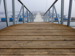 Marina mit Zugangssteg im morgendlichen Nebel