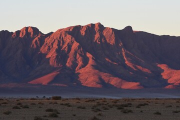 Die Berge bei Sesriem leuchten rot im Abendlicht. 