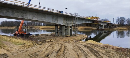 Budowa nowego mostu. Rzeka Odra.