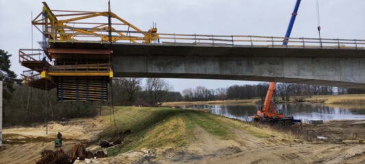 Budowa nowego mostu. Rzeka Odra. - obrazy, fototapety, plakaty