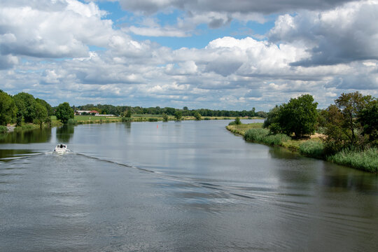 Die Saale bei Calbe in Sachsen-Anhalt. Der Fluss Saale m&uuml;ndet bei Barby in die Elbe.
