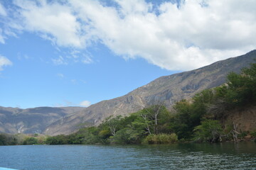 paisaje de lago y montañas
