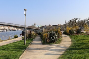 L'esplanade Cécile Brunschvicg le long de la rivière Yonne, ville de Auxerre, département de l'Yonne, France