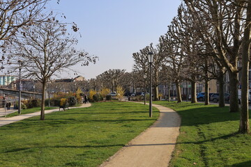 L'esplanade Cécile Brunschvicg le long de la rivière Yonne, ville de Auxerre, département de l'Yonne, France