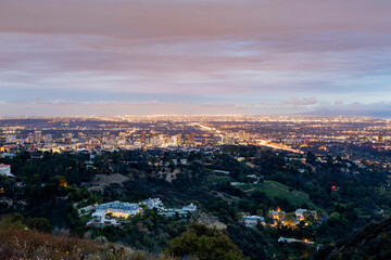 Fototapeta na wymiar Twilight view of Los Angeles downtown skyline from Getty View Park