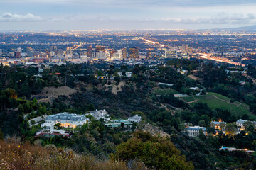 Fototapeta premium Twilight view of Los Angeles downtown skyline from Getty View Park
