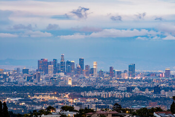 Plakat Twilight view of Los Angeles downtown skyline from Getty View Park