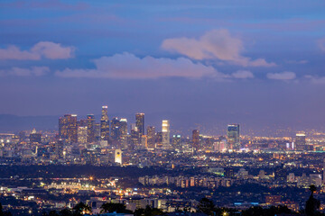 Fototapeta na wymiar Twilight view of Los Angeles downtown skyline from Getty View Park
