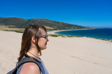 MUJER PENSATIVA EN LA PLAYA DE TARIFA