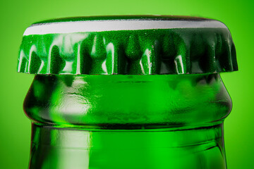 Botella de cerveza con tapón verde 