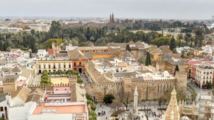 Obraz premium la ville de Séville vue depuis les hauteurs de la cathédrale avec ses toits, ses rues et ses églises