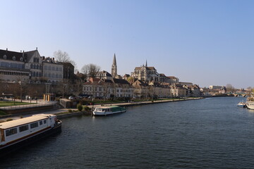 Fototapeta na wymiar Vue d'ensemble de Auxerre le long de la rivière Yonne, ville de Auxerre, département de l'Yonne, France