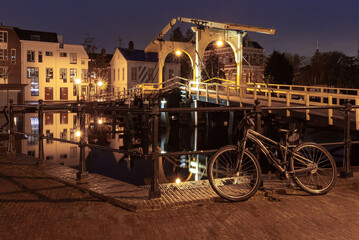 Obraz premium Old drawbridge over the canal in Leiden at dawn.