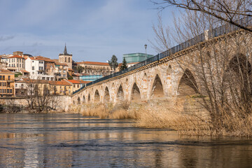 Obraz premium Stone bridge of Zamora and the old town view with the Douro river. Spain