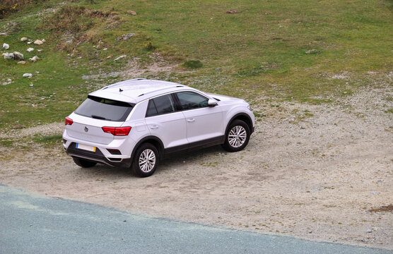 Carro SUV branco da marca alem&atilde;, parado num espa&ccedil;o em terra na berma de um estrada de montanha