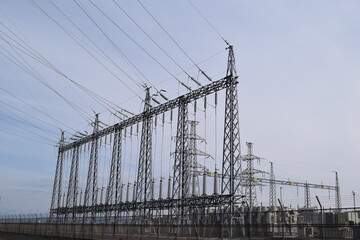 屋外変電設備と送電塔