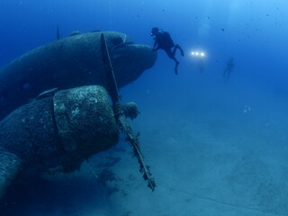  exploring airplane wreck underwater c47 dakota scuba divers to see