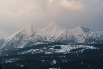 Naklejka na ściany i meble Tatry Wysokie o świcie, zima, szczyty w chmurach, Karpaty, widok z przełęczy nad Łapszanką.