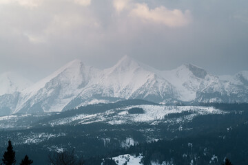 Tatry Wysokie o świcie, zima, szczyty w chmurach, Karpaty, widok z przełęczy nad Łapszanką. - obrazy, fototapety, plakaty
